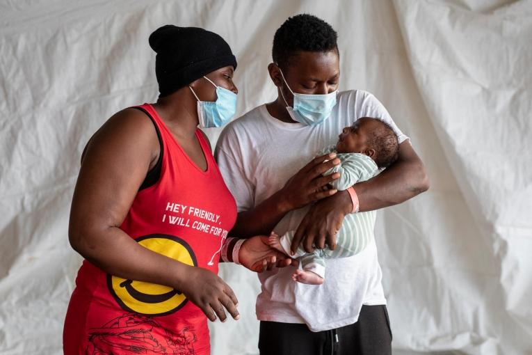 Un couple d'origine camerounaise et leur fils, secourus par MSF lors de leur traversée de la Méditerranée. 
 © Pablo Garrigos/MSF