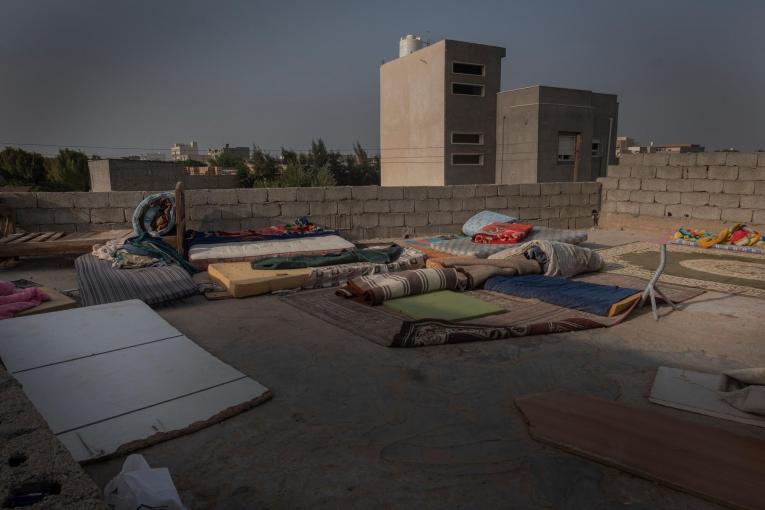 Des matelas posés à même le sol, sur le toit d'une habitation partagée par des migrants en Libye. Août 2021.
 
 © Ricardo Garcia Vilanova