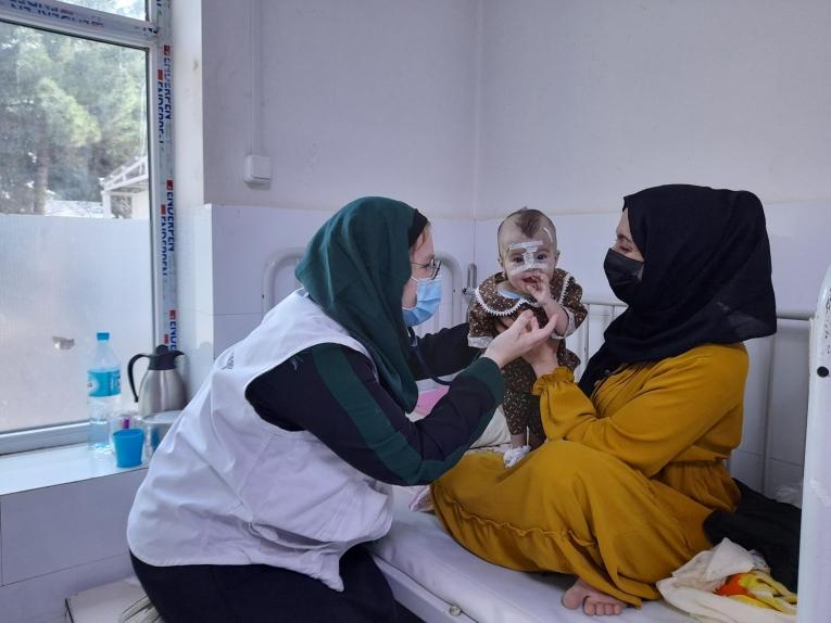 Solveig Köbe, pédiatre MSF, avec Nyayesh. Afghanistan. 2022. 
 © MSF