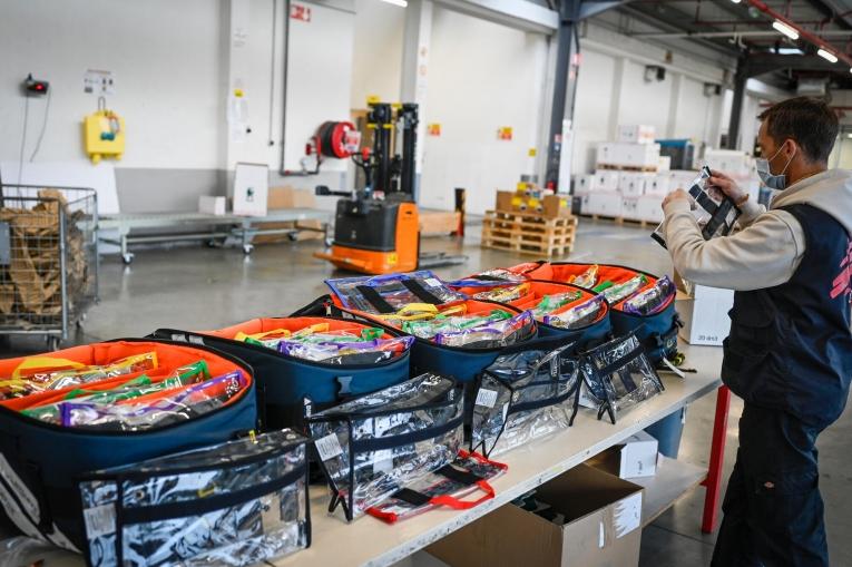 Les équipes logistiques de MSF préparant du matériel médical à destination de l'Ukraine et des pays voisins. Bordeaux-Mérignac. 4 mars 2022.
 
 © Remi Decoster