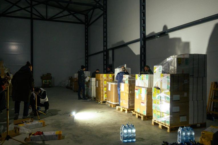 Vue d'un entrepôt où est stocké le premier matériel d'urgence acheminé par MSF en Ukraine. 
 © MSF
