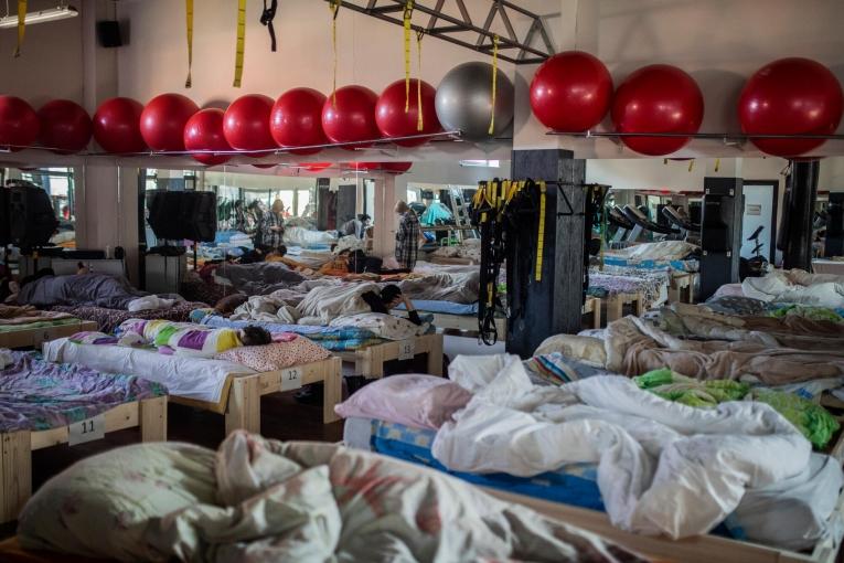 Vue d'un gymnase qui sert d'abri aux personnes déplacées, dans la ville d'Oujhorod en Ukraine.
 © Santi Palacios
