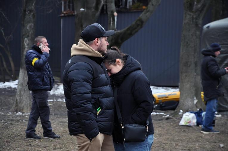 Un couple s'inquiète de savoir si le reste de leurs familles a pu sortir d'Irpin. Ukraine. 2022. 
 © Jean-Pierre Amigo