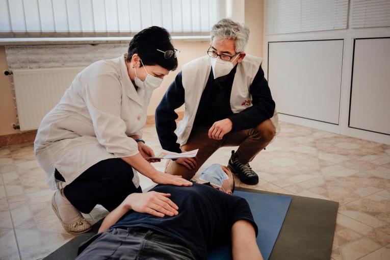 Des membres des équipes MSF dispensent une formation au personnel d'un hôpital à Lviv. 14 mars 2022. Ukraine.
 
 © MSF/PETER BRAEUNIG