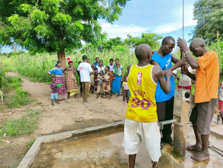 A Ndamera (district de Nsanje), MSF a fourni un soutien d'urgence pour répondre à l'épidémie de choléra qui a suivi la tempête tropicale Ana. Cet appui comprenait entre autres la distribution de kits de prévention de la transmission du choléra, des activités de promotion de la santé et la désinfection des points d'eau.
 © Fabrice Weissman/MSF