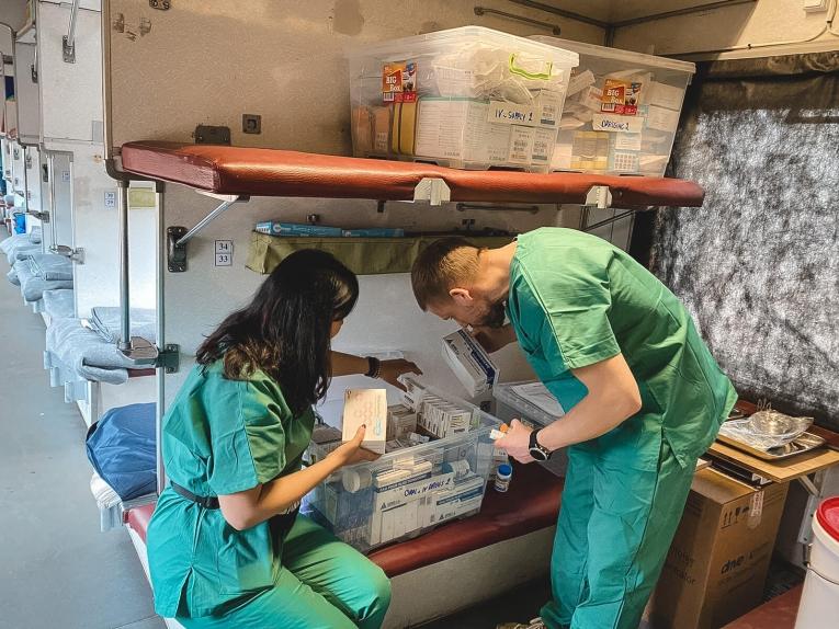 Des équipes médicales MSF à bord du train médicalisé qui a relié Zaporijjia à Lviv. 1er avril 2022. Ukraine.
 © MSF