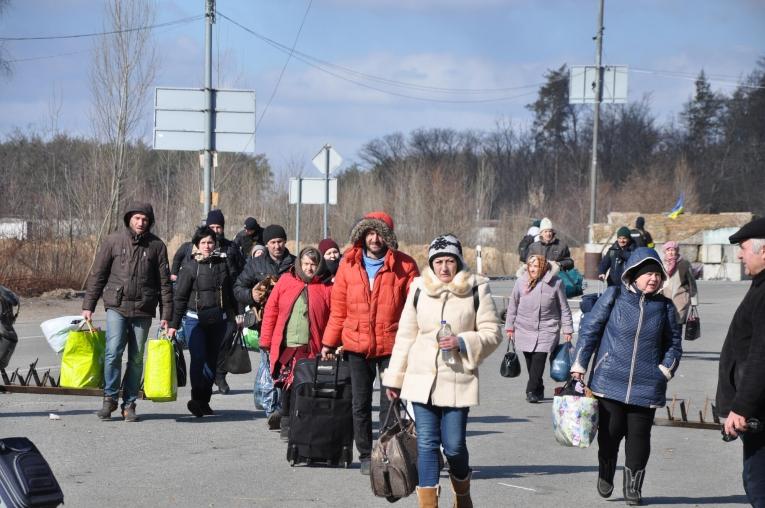 Un groupe de personnes fuyant Irpin arrivent à Kiev. Ukraine. 2022. 
 © Jean-Pierre Amigo/MSF