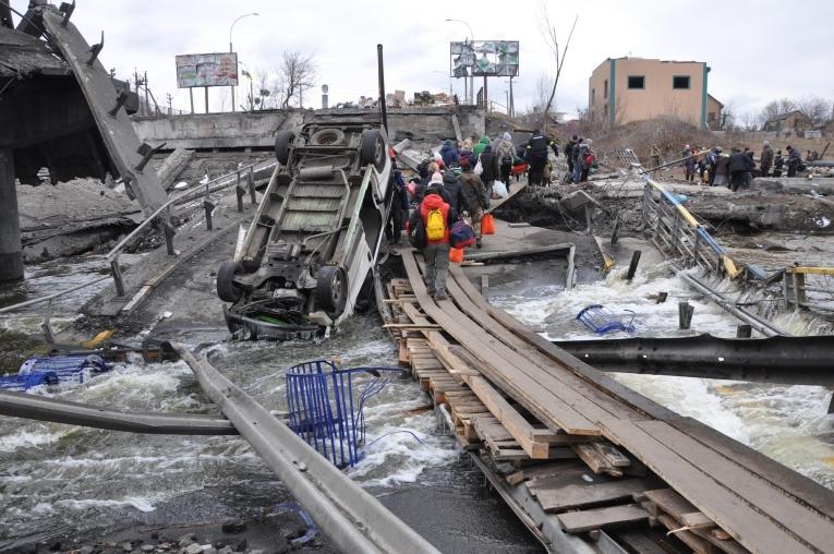 Des civils fuient Irpin. Ukraine. 2022.
 
 © Jean-Pierre Amigo/MSF