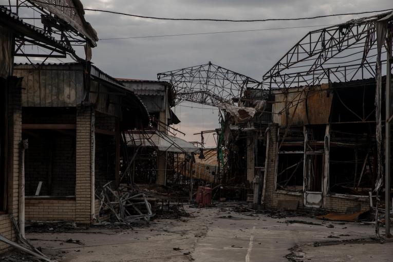 Un marché détruit par les bombardements dans la ville de Kharkiv. 10 avril 2022. Ukraine.
 
 © Adrienne Surprenant/MYOP