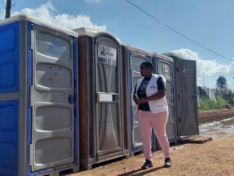 Les équipes MSF ont notamment fourni des toilettes pour les personnes déplacées par les inondations. Afrique du Sud. 2022. 
 © MSF