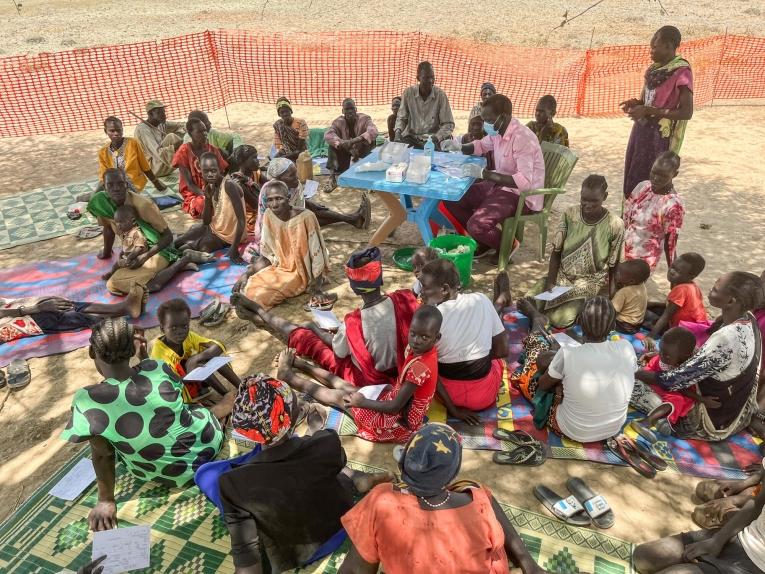 Des patients attendent une consultation médicale lors d'une clinique mobile MSF dans un camp de déplacés. Comté de Twic. Soudan du Sud. 2022.
 © MSF/Verity Kowal