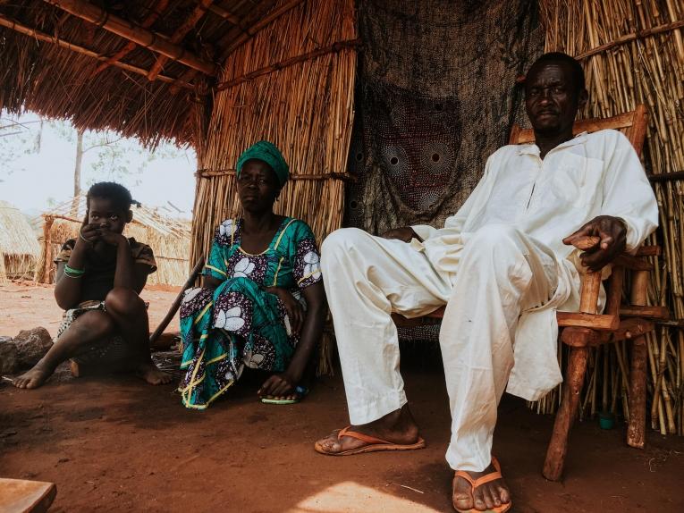 Yvette, Roger et leurs enfants devant leur abri du camp de personnes déplacées de Bogouyo. « Le village a été occupé pendant plusieurs mois par des hommes armés, explique Yvette. En janvier, nous avons fui. Quand nous sommes arrivés ici, les conditions étaient très difficiles, même pour manger. Nous aimerions retourner chez nous, mais nous sommes trop inquiets. » République centrafricaine. 2022.
 © MSF
