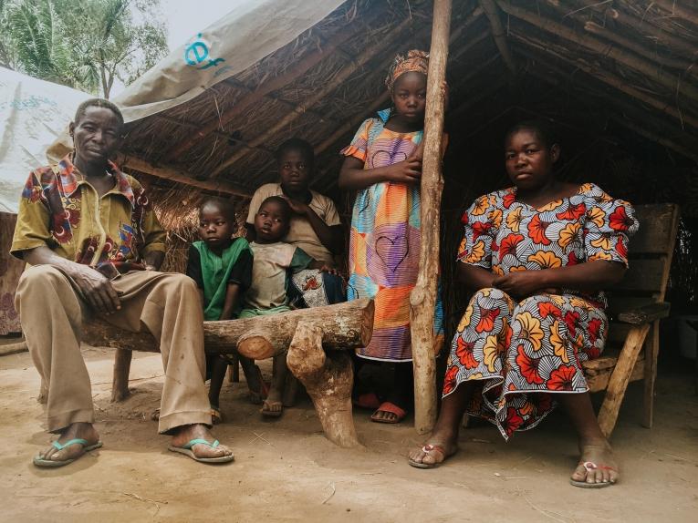 Jéremy, Rosine et leurs enfants, devant leur abri du camp de déplacés de Yétomane. République centrafricaine. 2022. 
 © MSF