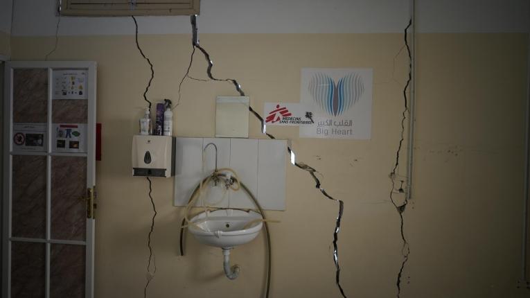 Vue d'un mur de la clinique MSF de la ville de Gaza suite aux bombardements de l'armée israélienne. 
 © MSF