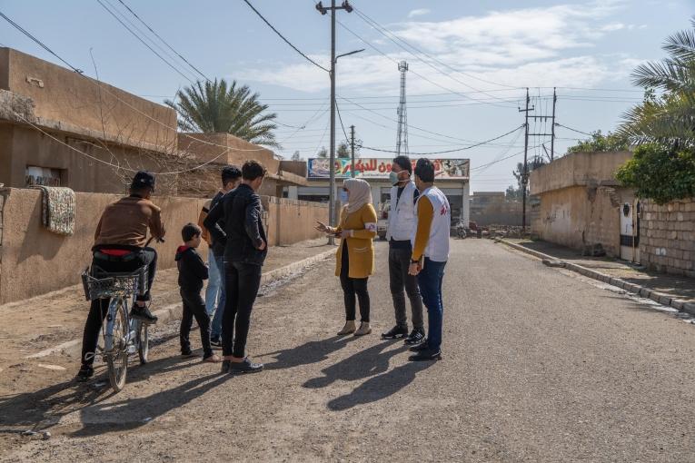 Des équipes de promoteurs de santé MSF travaillent à sensibiliser la population sur les activités de santé mentale proposées par MSF à Hawija. Irak. 2022.
© Hassan Kamal Al-Deen/MSF