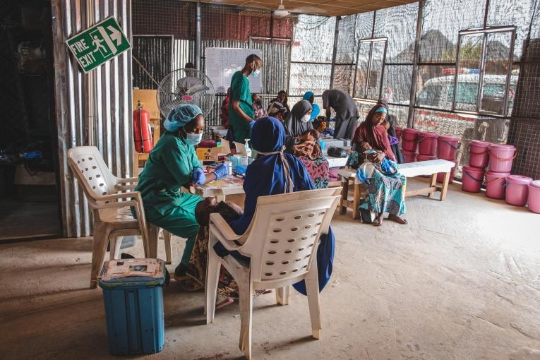 Salle de triage du centre nutritionnel thérapeutique de MSF à Maiduguri. Nigeria. 2022.
© Nasir Ghafoor/MSF