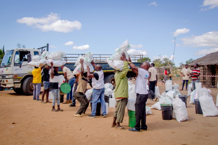 Une équipe de MSF distribue des kits d'articles essentiels tels que des tentes, des jerrycans et des moustiquaires à Ntele, dans le district de Montepuez, dans la province de Cabo Delgado.
 
 
 © MSF