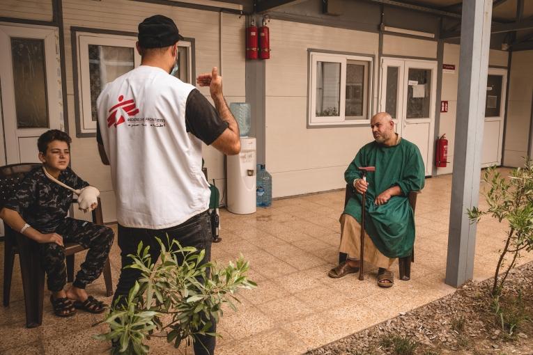 Un promoteur de santé discute avec des patients dans l'hôpital MSF d'al-Wahda. Irak. 2022.
© MSF/Florence Dozol