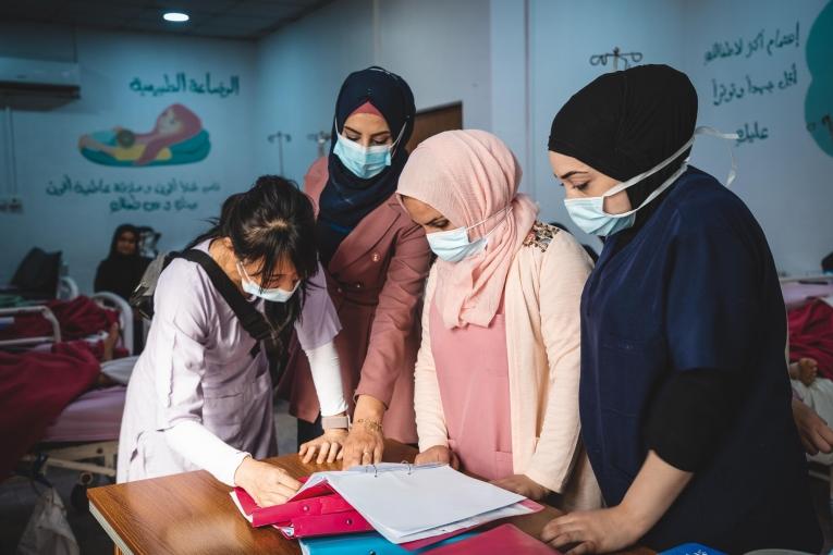 Des membres du personnel MSF dans l'unité des césariennes de l'hôpital MSF de Nablus. Irak. 2022.
© MSF/Florence Dozol