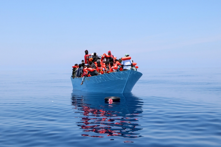 Les équipes MSF opèrent le premier sauvetage de leur journée en portant secours à 93 personnes à bord d'un bateau en détresse.
 
 
 © Avra Fialas/MSF