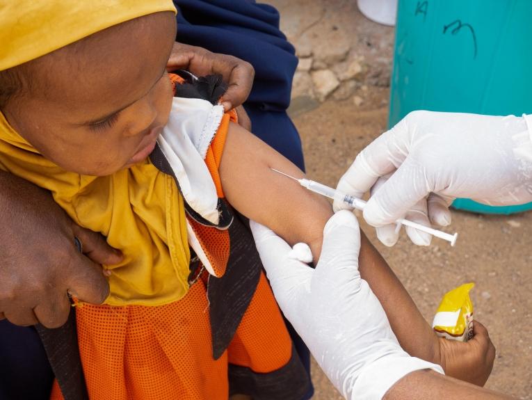 Une petite fille recevant un vaccin contre la rougeole dans le district de Oodweyne, au Somaliand.
 
 © Mohamed Hussein (MOTO)/MSF