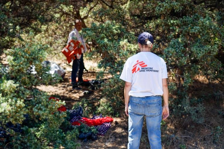 Une équipe MSF lors d'une intervention d'aide médicale d'urgence sur l'île de Samos, en Grèce. Ils ont retrouvé le bateau, les gilets de sauvetage et les vêtements que les nouveaux arrivants utilisaient pour leur voyage de la côte turque à Samos.
 © MSF/Alice Gotheron