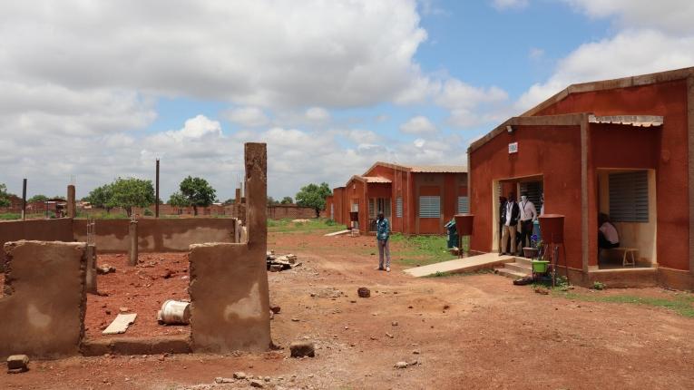 Construction d'une nouvelle salle de triage dans un centre de santé de Dédougou, avec le soutien de MSF. Burkina Faso. 2022.
 
 © MSF/Adama Gnanou