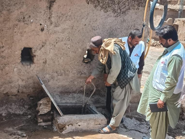 Un membre des équipes MSF vérifie la contamination des réserves d'eau lors d'une évaluation des besoins d'un village. Pakistan. 2022.
 
 © MSF