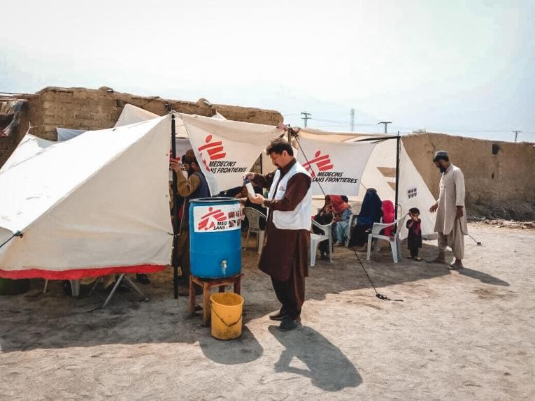 Les équipes MSF dans une structure médicale temporaire destinée à offrir des soins de santé primaire dans la ville de Quetta au Baloutchistan. Pakistan. 2022.
 
 © MSF