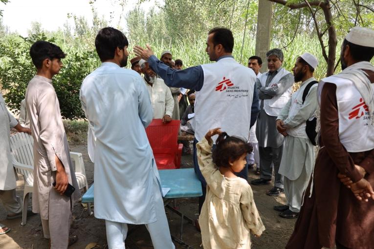 Discussion entre des membres de la communauté du village de Sara Sang et des équipes MSF. Pakistan. 2022.
 
 
 © Zahra Shoukat/MSF
