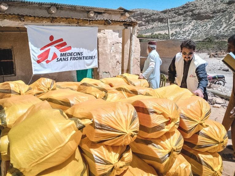Des équipes MSF distribuent des biens de première nécessité à des familles affectées par les inondations au Baloutchistan. Pakistan. 2022.
 
 
 © MSF