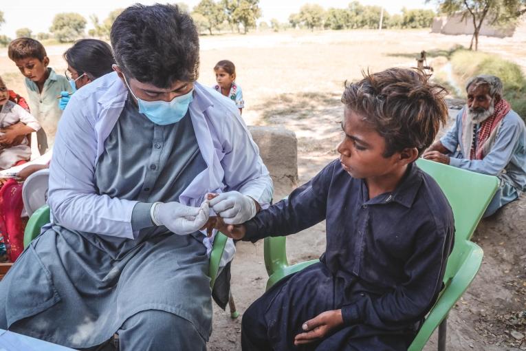 À Dadu, un membre des équipes MSF effectue un test pour déterminer si un enfant est atteint du paludisme. Pakistan. 2022.
 
 © Zahra Shoukat/MSF