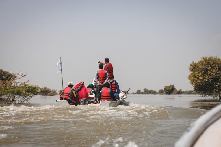 Des équipes d'urgence MSF se rendent en bateau dans un village situé à proximité de la ville de Johi. Pakistan. 2022.
 
 
 © Zahra Shoukat/MSF