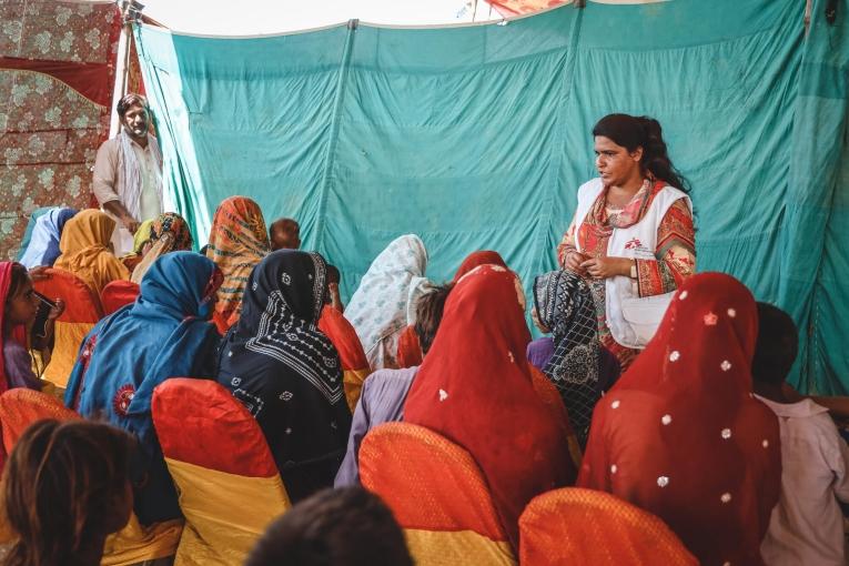 Une promotrice de santé MSF conduit une séance de sensibilisation sanitaire. Pakistan. 2022.
 
 © Zahra Shoukat/MSF