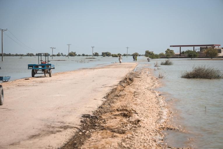 Une route coupée par les inondations dans la ville de Johi. Pakistan. 2022.
 
 © Zahra Shoukat/MSF