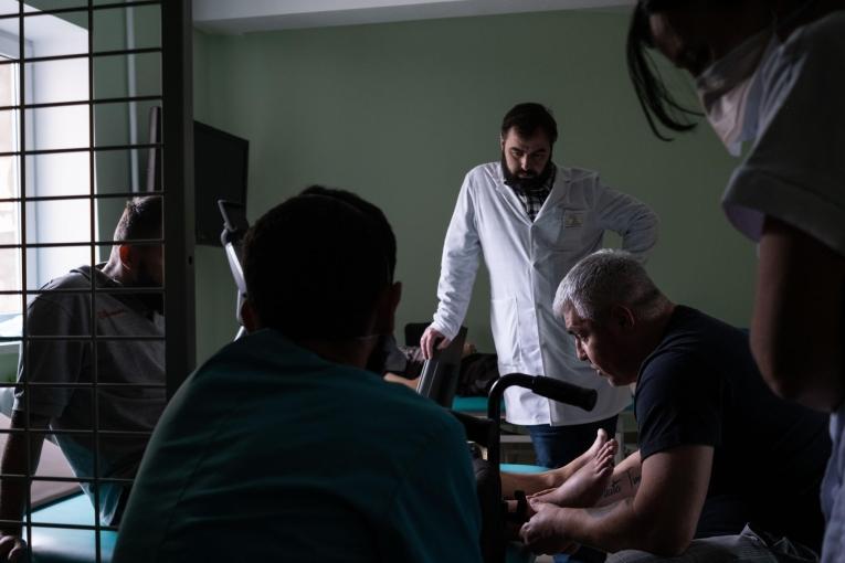 Séance de physiothérapie dans le Centre médical de Kiev. Ukraine. 2022
© Hussein Amri/MSF
