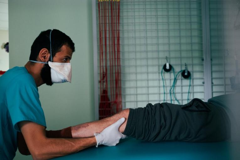 Le physiothérapeute MSF Ahmad Alrosan lors d'une séance dans le Centre médical de Kiev. Ukraine. 2022.
© Hussein Amri/MSF