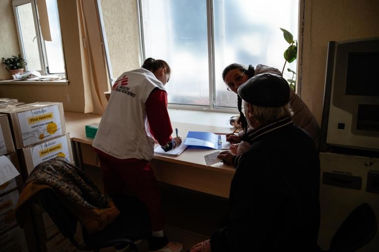 Un médecin MSF en consultation à Lyman. Ukraine. 2022.
 
 © Hussein Amri/MSF