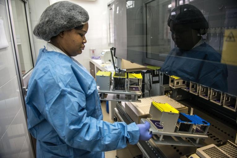 Une technicienne de laboratoire MSF effectue un test de charge virale à l'hôpital Kabinda de Kinshasa. République démocratique du Congo. 2016.

&nbsp;

&nbsp;
 © Tommy Trenchard/Panos Pictures