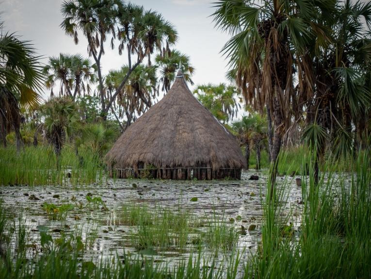 Une étable inondée dans un village près de l'île de Kuernyapuol, dans le comté d'Old Fangak. Soudan du Sud.
 
 © Florence Miettaux