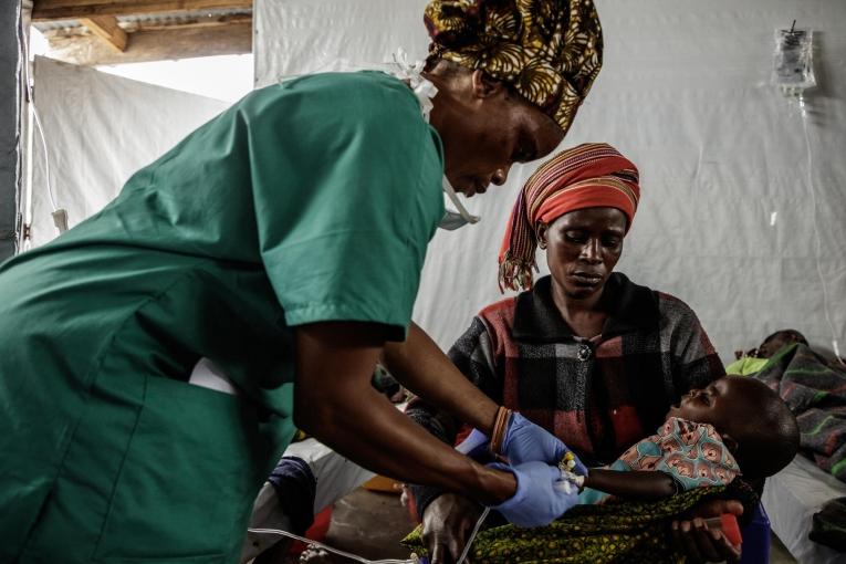Une mère et son enfant dans le centre de traitement du choléra MSF de Kanyaruchinya. République démocratique du Congo. 2022.
 
 © Michel Lunanga/MSF