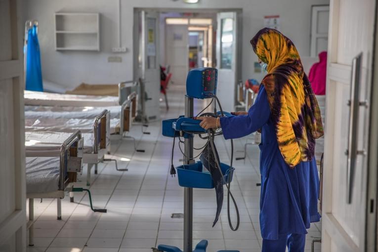 Une travailleuse de santé MSF inspecte les équipements d'une salle dédiée à la prise en charge des femmes qui ont subi une césarienne dans l'hôpital de Khost.
 © Oriane Zerah