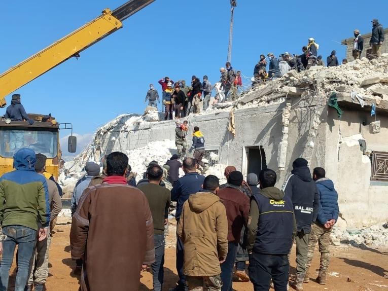 Une équipe de MSF à Atarib dans la région d'Alep à la rencontre des habitants pour évaluer leurs besoins après le séisme du 6 février. 
 © MSF