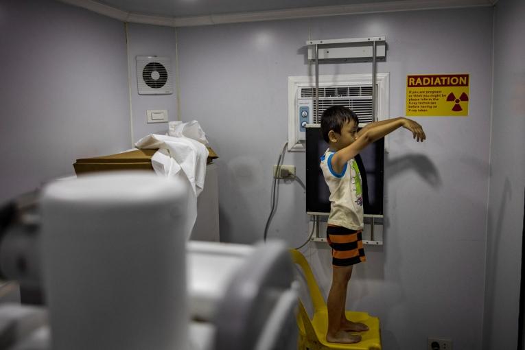 Clark, cinq ans, passe une radiographie pulmonaire dans le camion MSF, à Manille En novembre 2022, les résultats d'un essai clinique, piloté par MSF, ont mis à jour des traitements plus simples et efficaces pour traiter la tuberculose multirésistante. Philippines. Mars 2023.
 
 © Ezra Acayan
