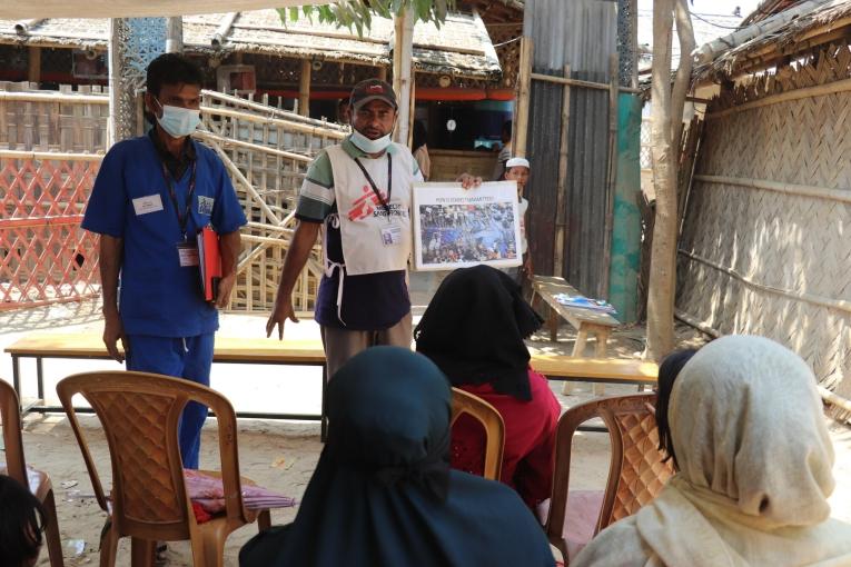 Séance de promotion de la santé auprès des patients de la salle d'attente de la clinique MSF de Jamtoli. Bangladesh.
 © Farah Tanjee/MSF