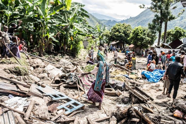 Une femme marche parmi les décombres de sa maison dans le village de Nyamubuki. 
 © MSF/Moses Sawasawa