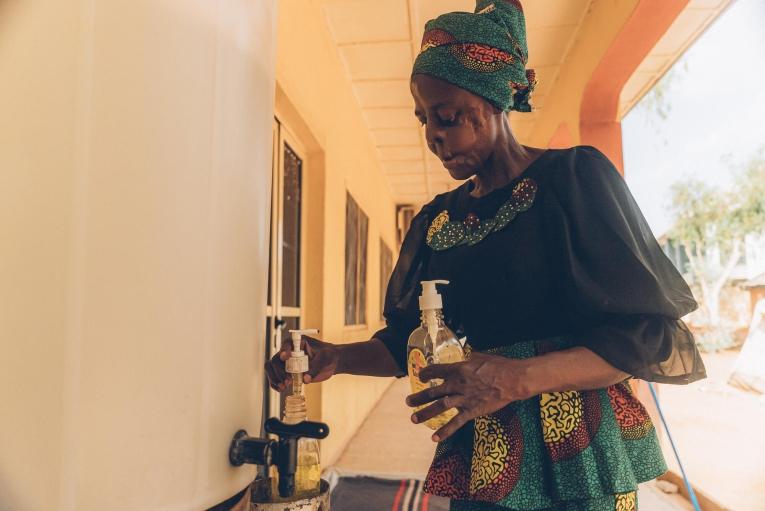 Mulikat à l'hôpital de Sokoto, spécialisé dans la prise en charge du noma. Nigeria. 2023.
 
 © Fabrice Caterini/Inediz