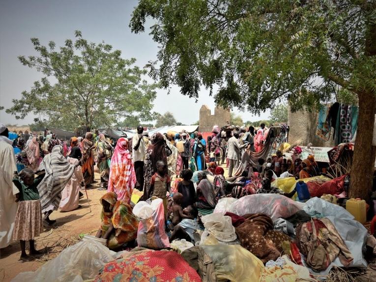 Des réfugiés soudanais devant le lycée Marjan, dans la ville d'Adré, au Tchad.
 © MSF/Mohammad Ghannam