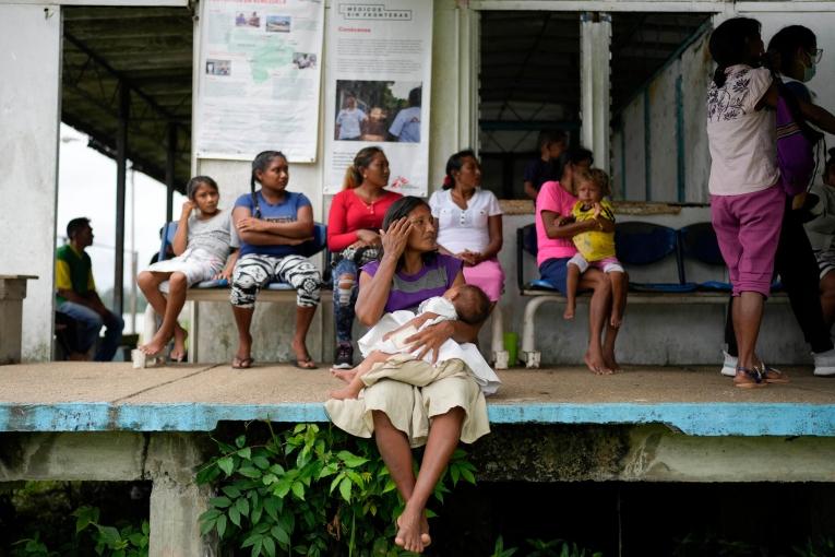 Des membres de la communauté Warao attendent d'être reçus en consultation par un médecin MSF à la clinique de Nabasanuka. Venezuela. 2023.
© Matias Delacroix