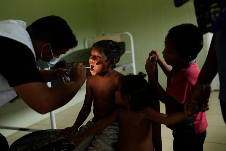 Une enfant souffrant de fièvre en consultation avec un membre des équipe MSF. Elle a voyagé plusieurs heures en bateau avec sa famille pour se rendre à Nabasanuka et recevoir des soins. Venezuela. 2023.
© Matias Delacroix